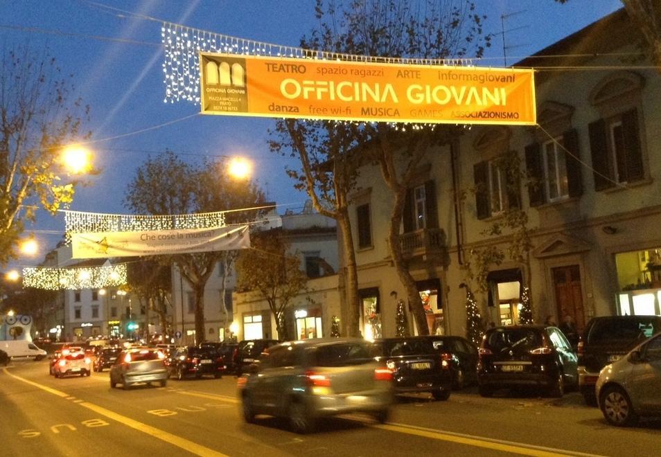Luminarie coperte dagli striscioni pubblicitari