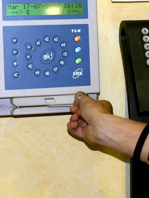 Timbratura e fuga: 5 indagati 