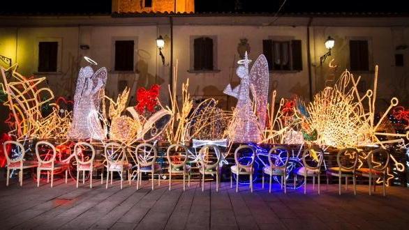 Un’esplosione di luci in piazza a Lajatico