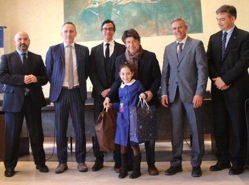 La piccola Martina regala alla città un parco giochi