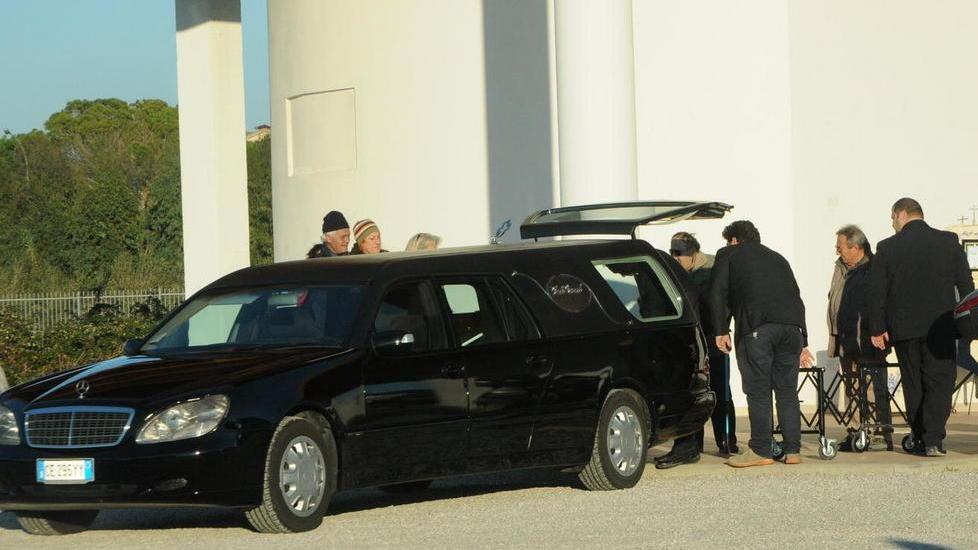 Colletta per il funerale dell’amata mamma