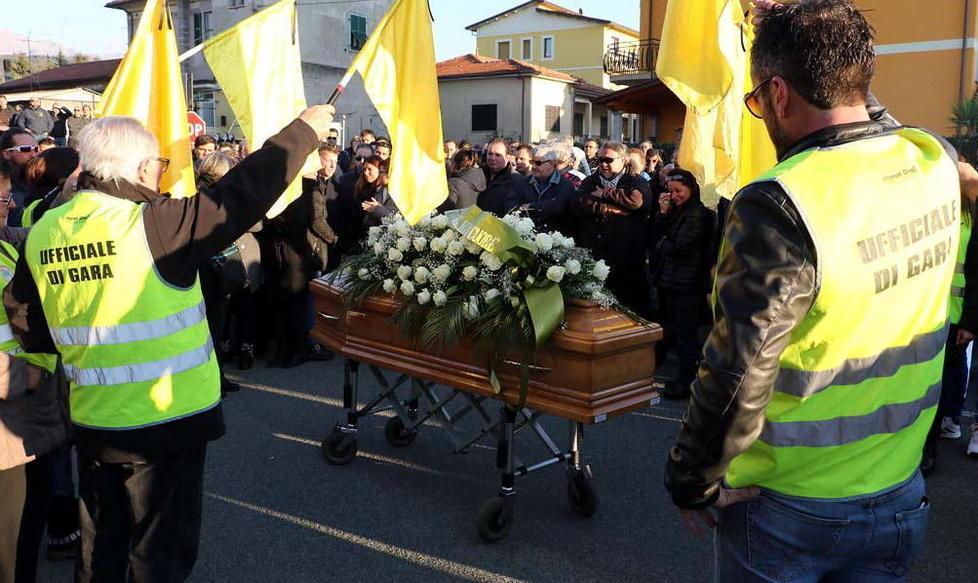 Bandiere gialle per l’addio a Davide