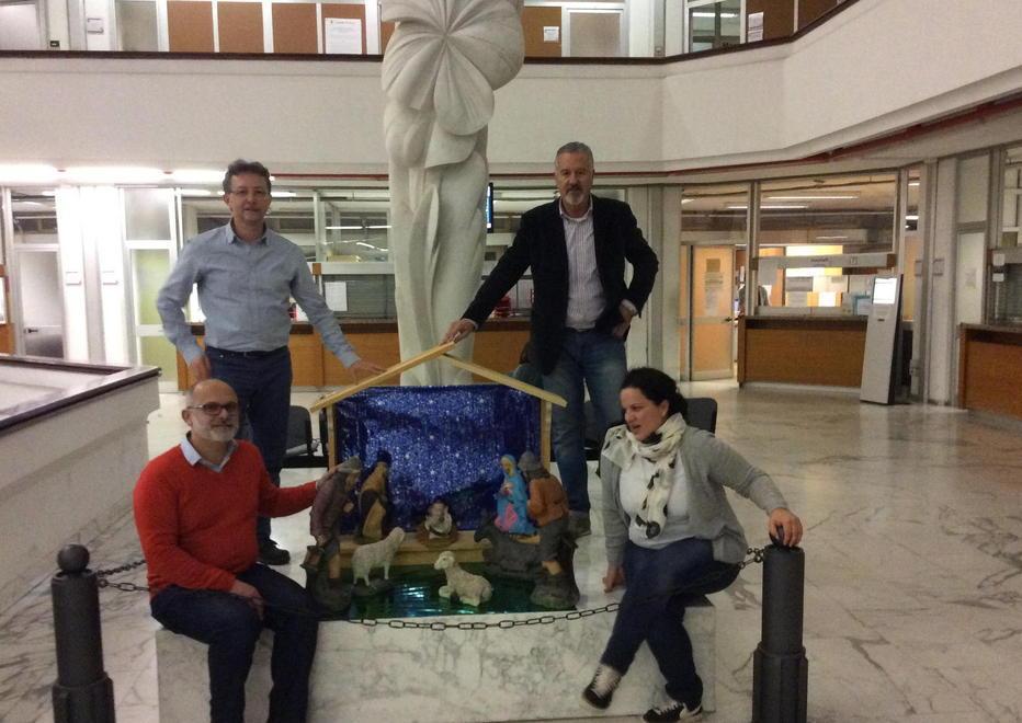 Consiglieri (di destra e sinistra) fanno il presepe in Comune