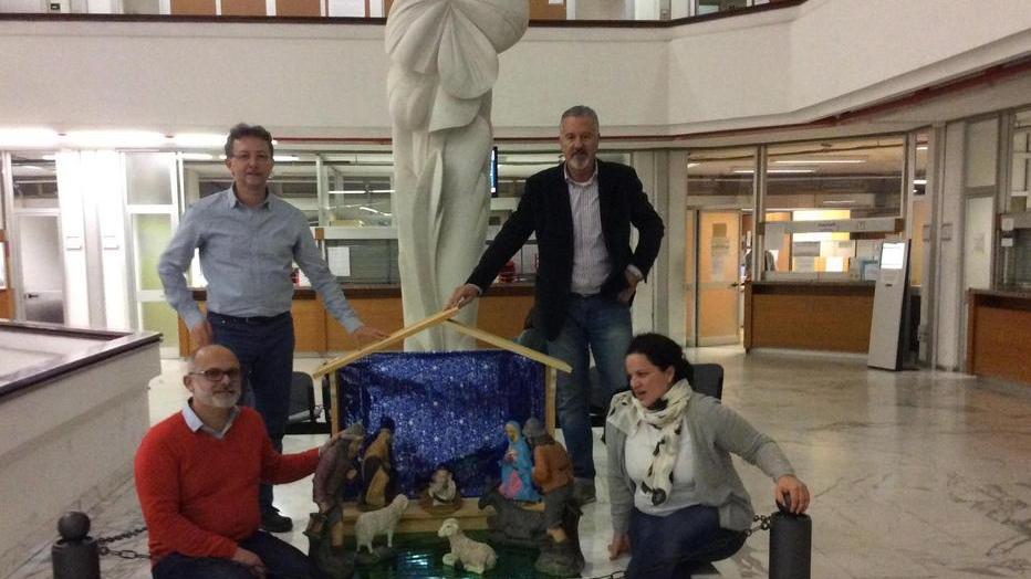 Consiglieri (di destra e sinistra) fanno il presepe in Comune