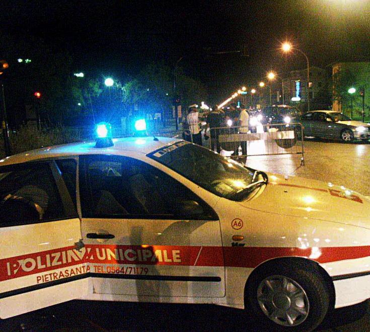 Fugge dopo l’incidente caccia a un motocarro 