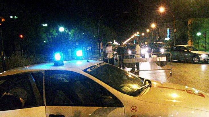 Fugge dopo l’incidente caccia a un motocarro