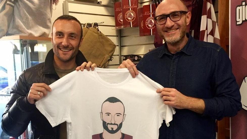 Giocatori fumetto, una t-shirt a Natale per regalare sorrisi