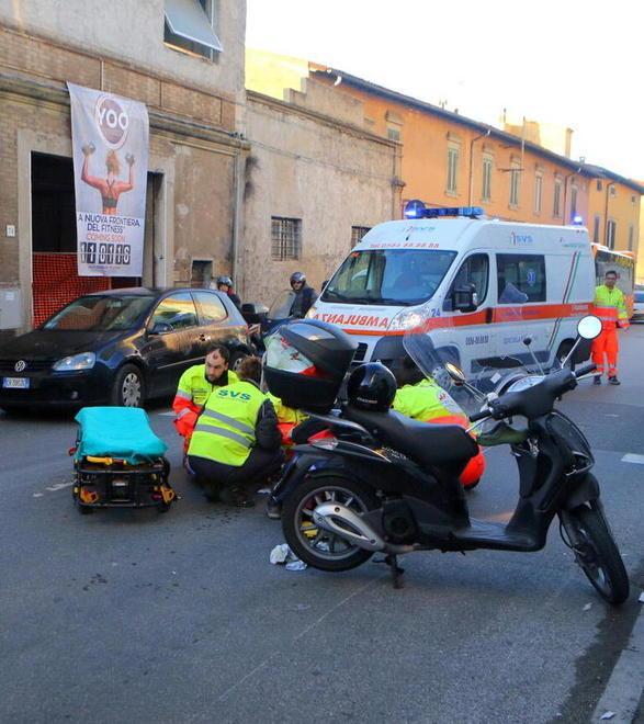 Non ha il biglietto e scappa travolgendo le controllore 
