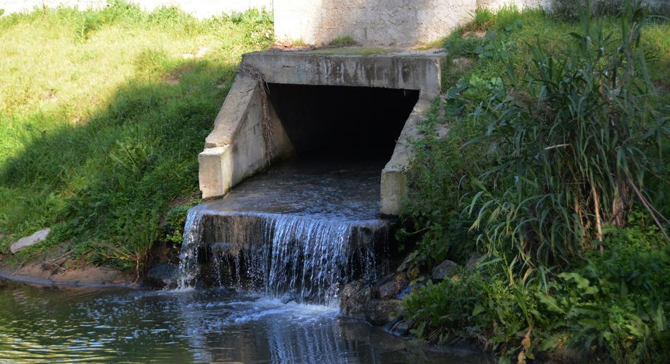Allarme ambiente: nel rio San Nicola scorrono i liquami 