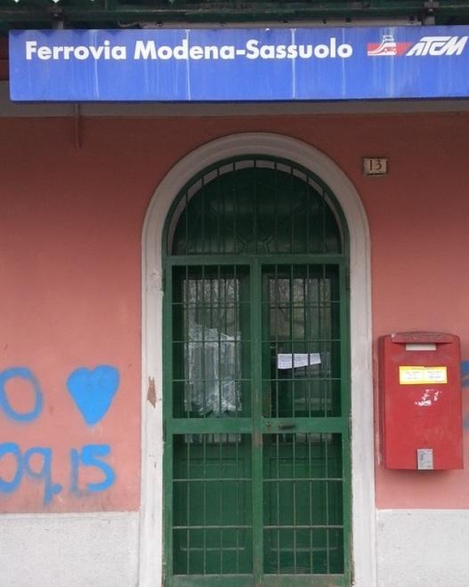 Vandalismi su muri e vetri: gruppi di ragazzini scatenati