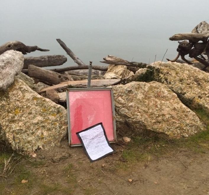 Vandali in azione distruggono le sculture di legno in spiaggia