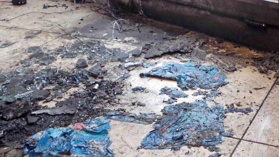 Tre cassonetti incendiati Indagini sul negozio bruciato
