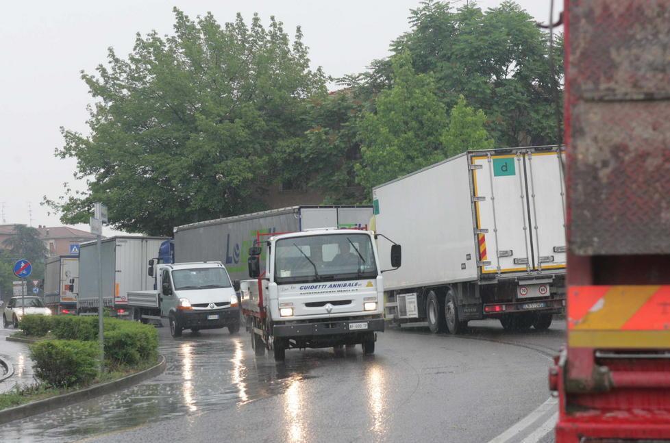 La proposta: i camion obbligati a usare l’A1 per liberare Rubiera 