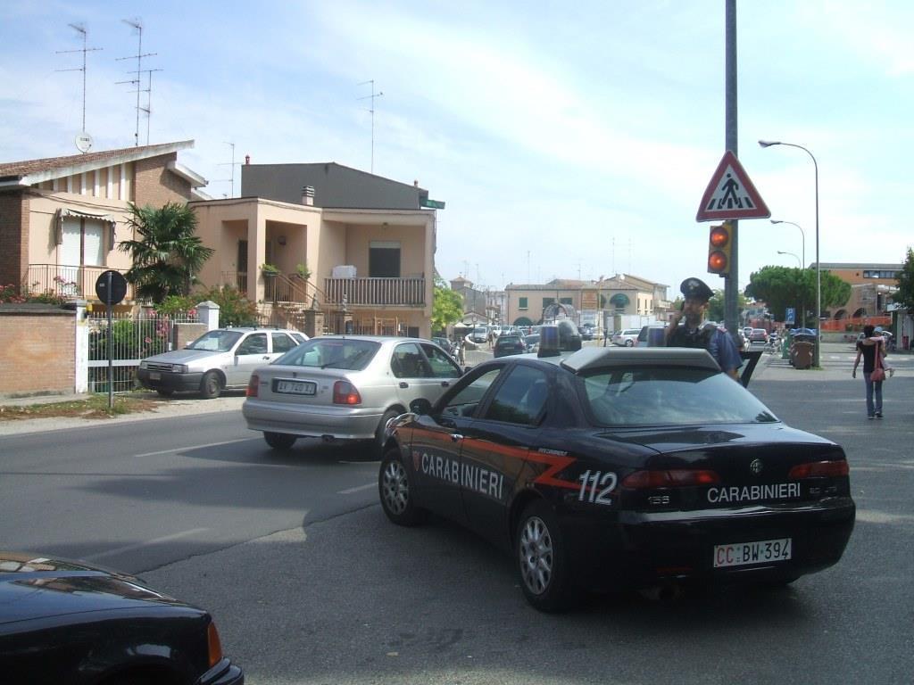 Minacciano il tabaccaio e rapinano l'incasso