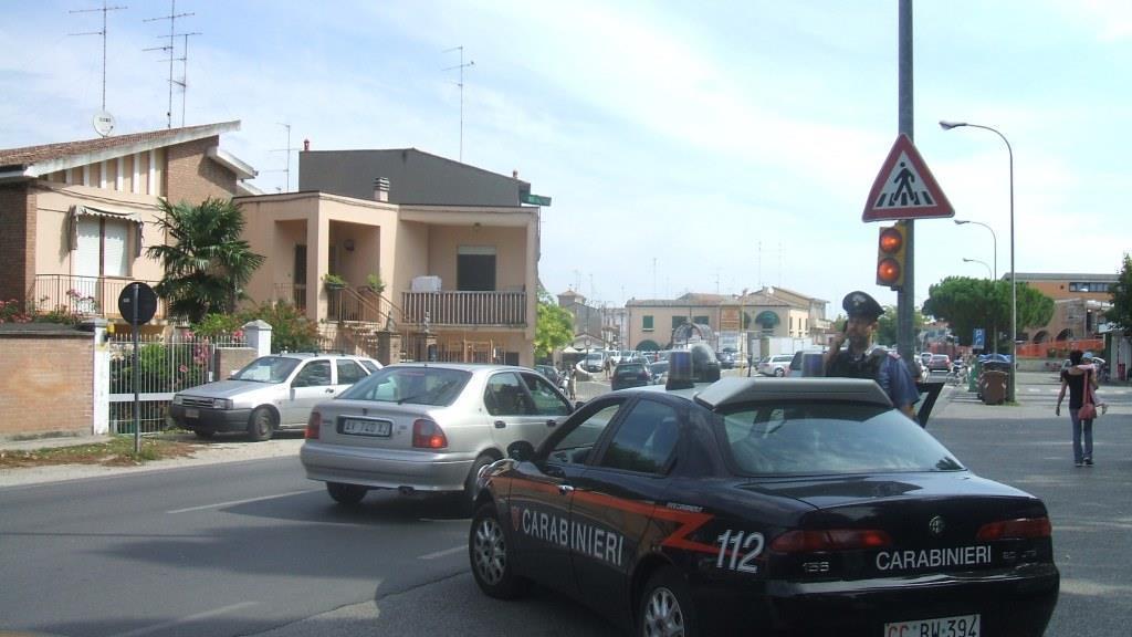 Minacciano il tabaccaio e rapinano l'incasso