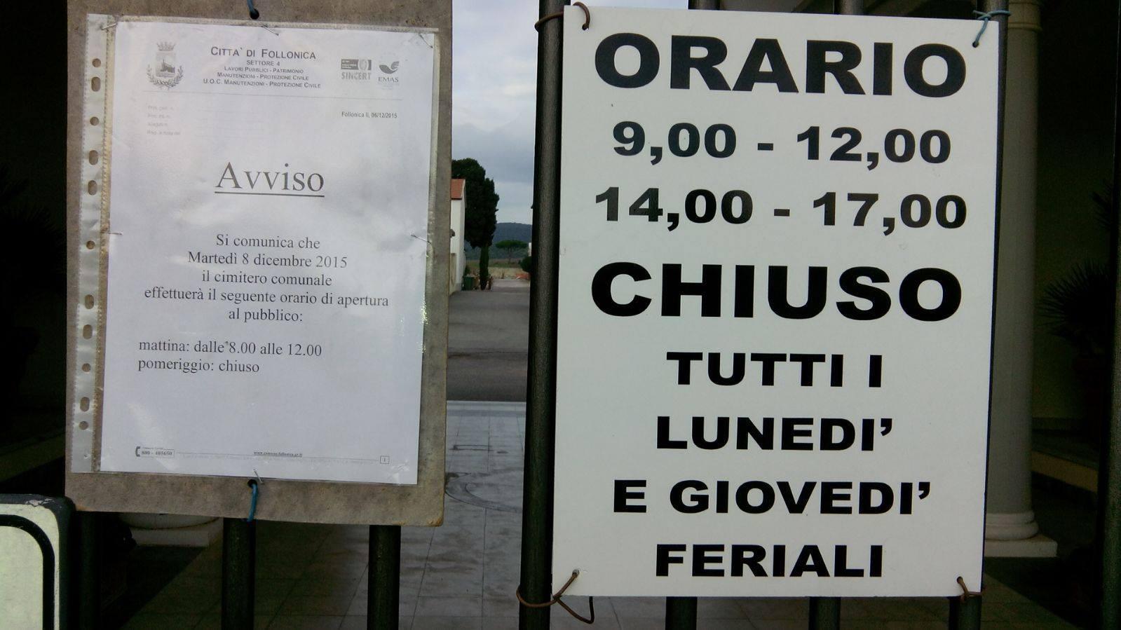 Il cartello che avvisa i visitatori del camposanto