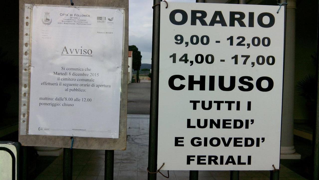 Il cartello che avvisa i visitatori del camposanto