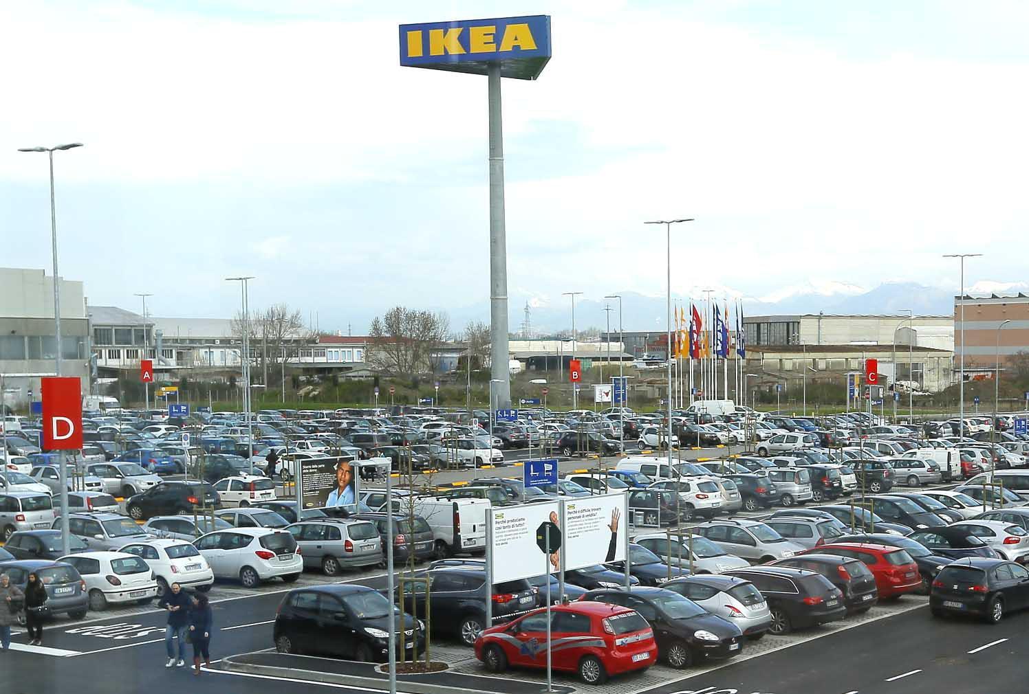 Il parcheggio di Ikea ai Navicelli (Foto Muzzi)