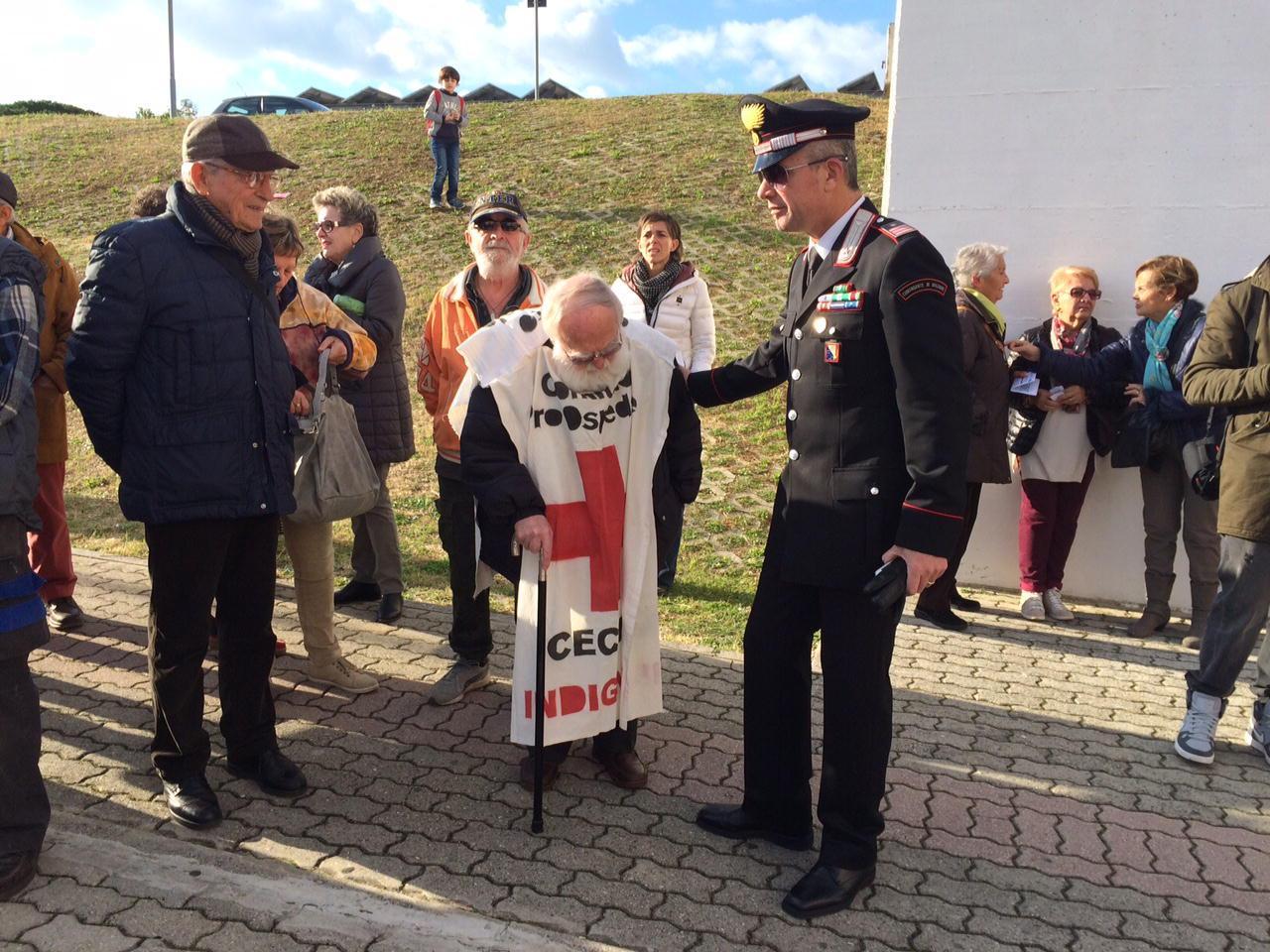 L'arrivo di Don Reno Pisaneschi alla manifestazione