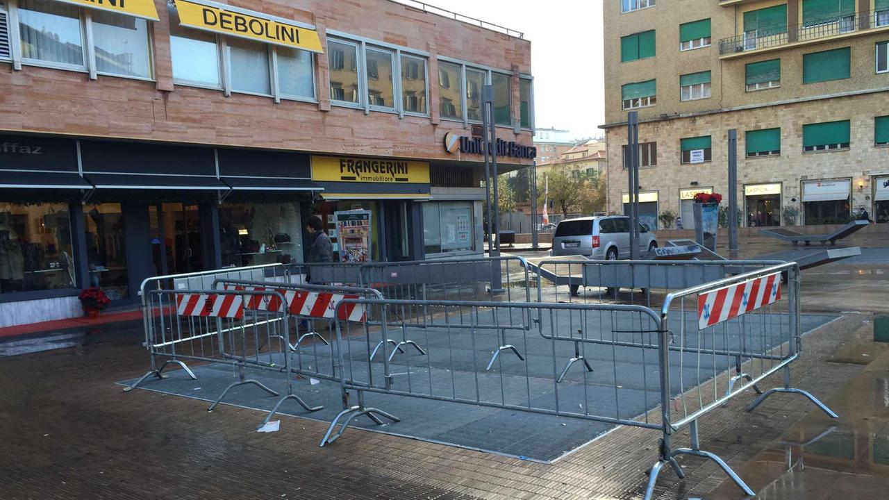 Piazza Attias tra transenne e degrado