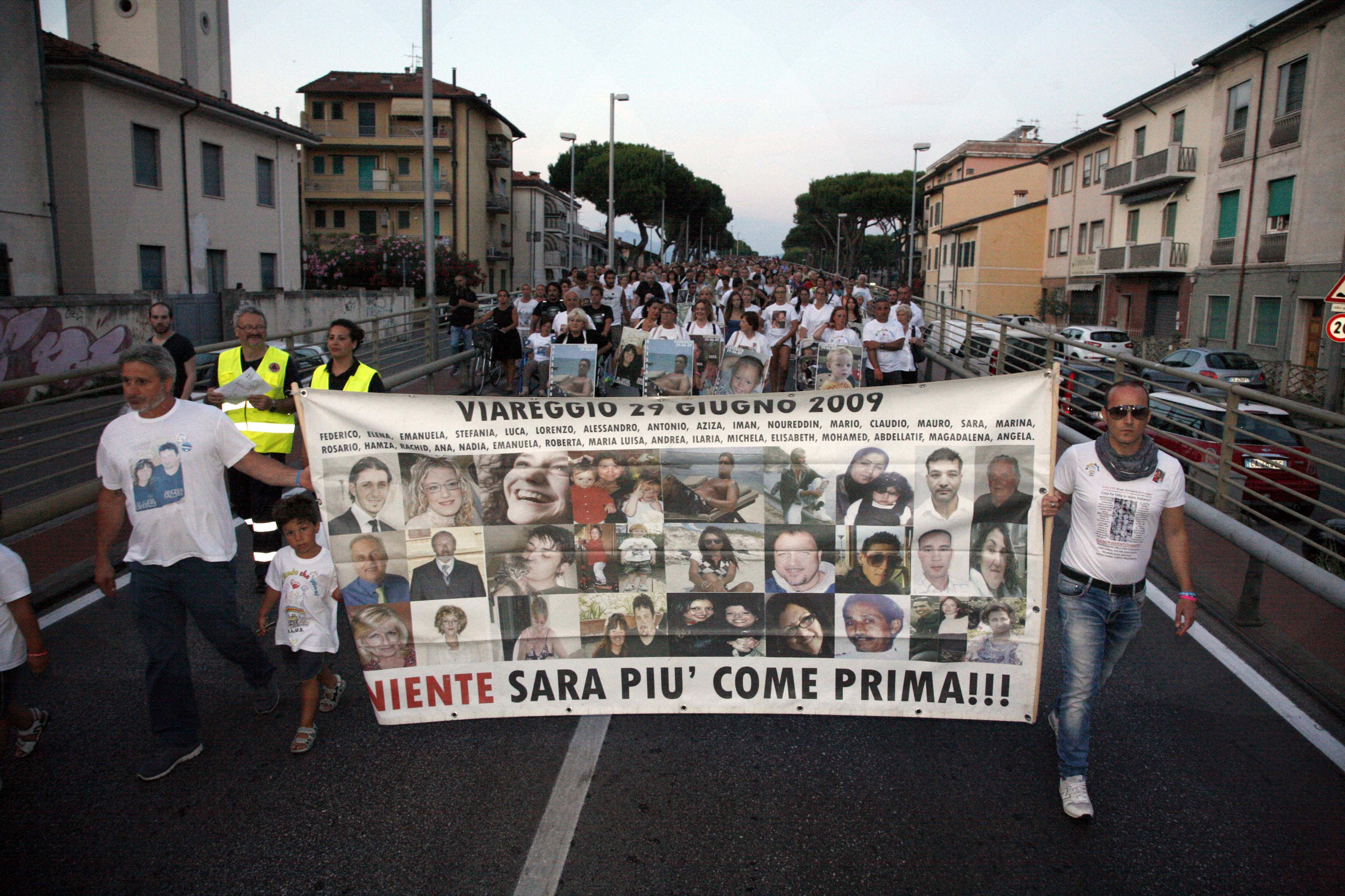 Una manifestazione per chiedere giustizia e verità per la strage ferroviaria di Viareggio