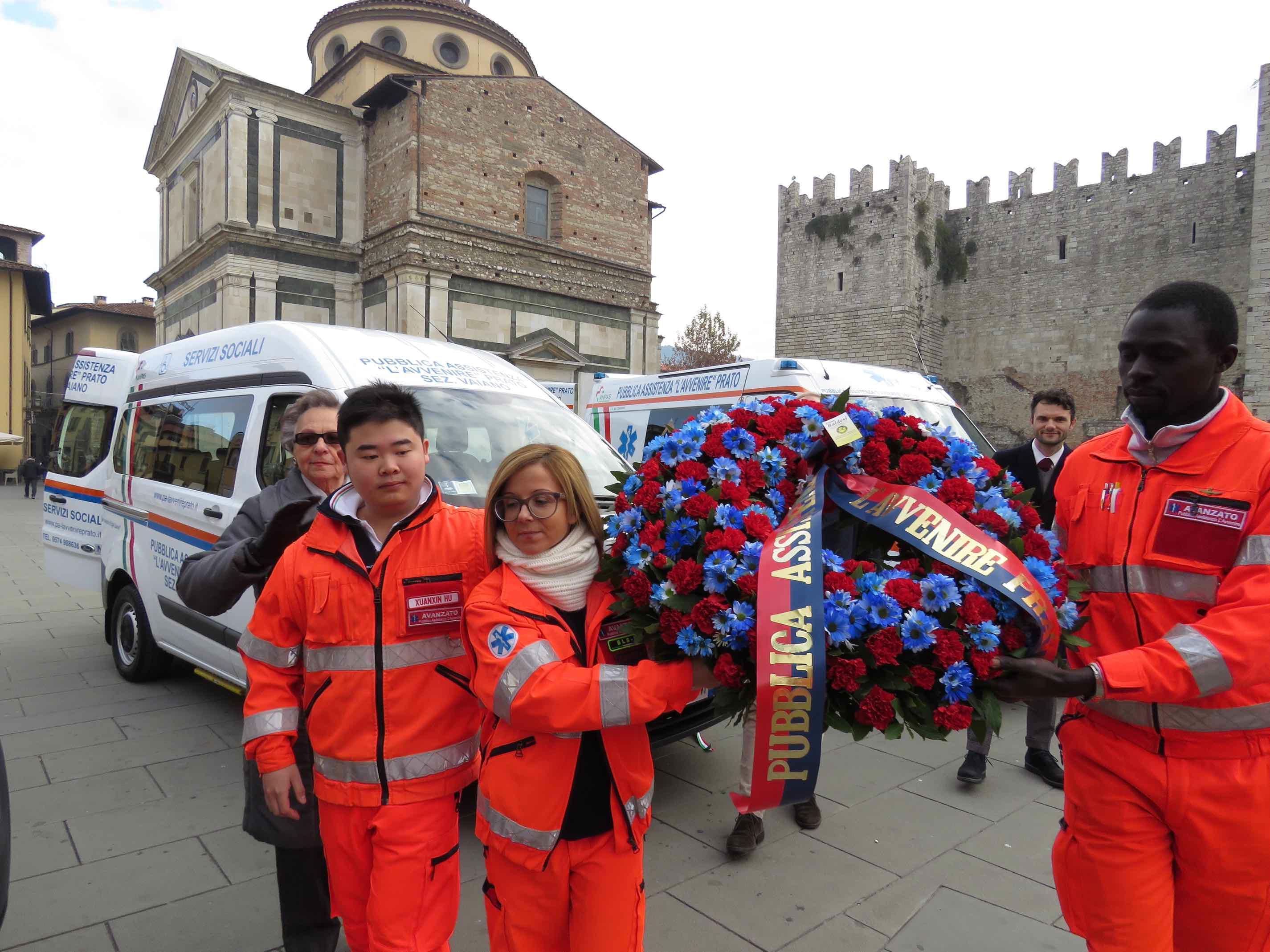 I volontari trasportano una corona d'alloro destinata al monumento ai caduti