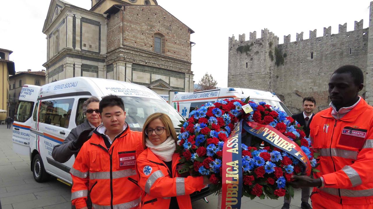 I volontari trasportano una corona d'alloro destinata al monumento ai caduti