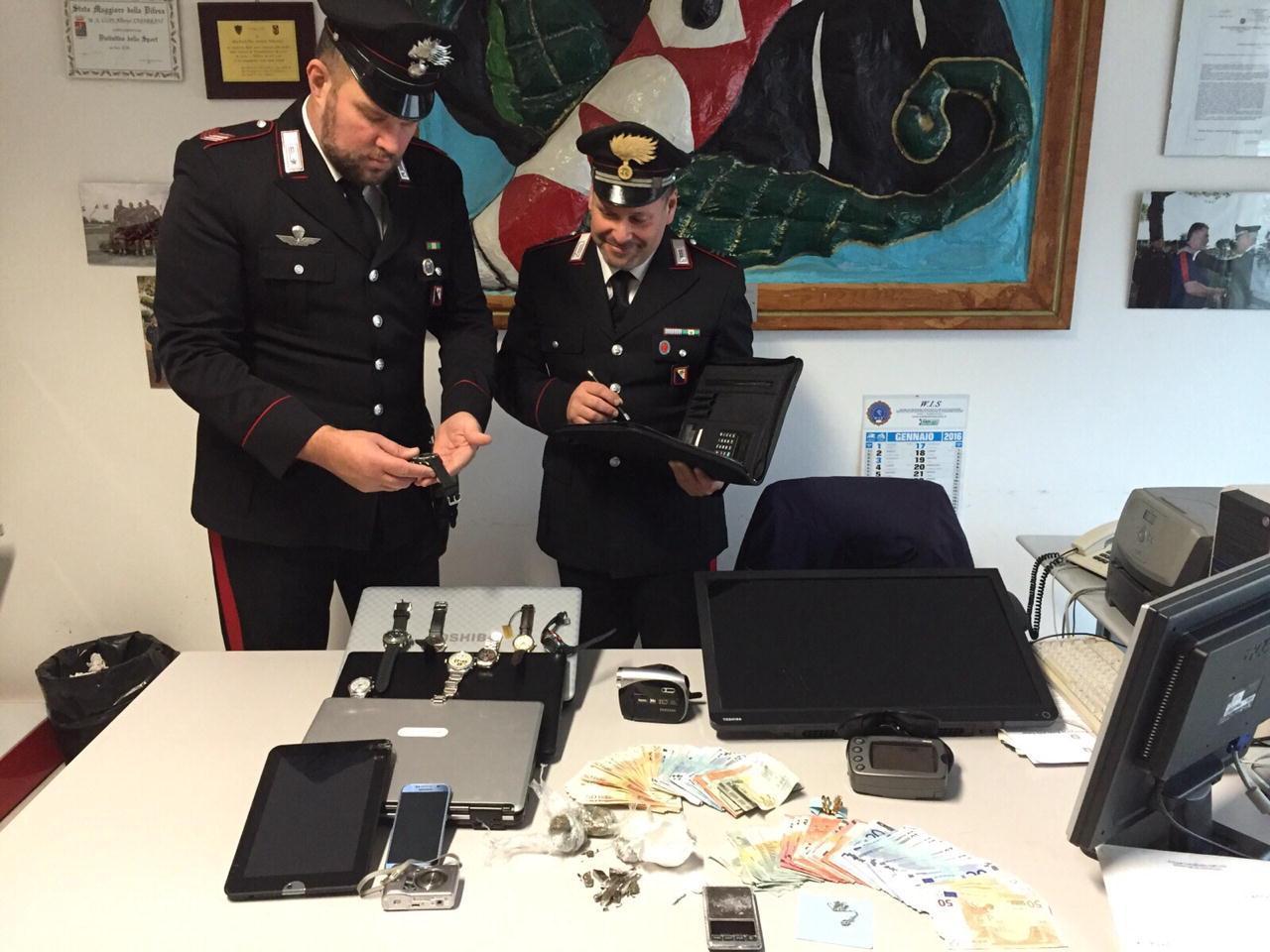 I carabinieri mostrano una parte della refurtiva recuperata nelle case dei quattro spacciatori