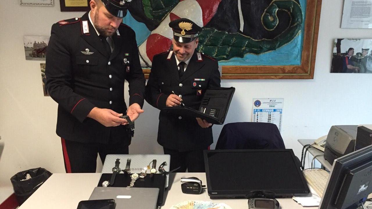 I carabinieri mostrano una parte della refurtiva recuperata nelle case dei quattro spacciatori