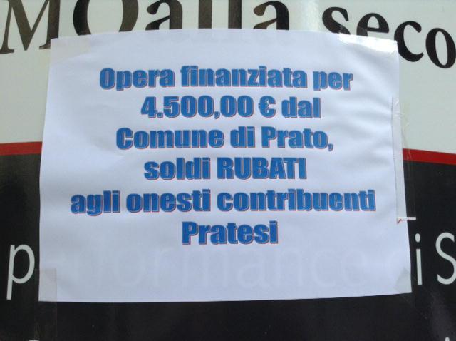 Il cartello affisso in piazza del Pesce