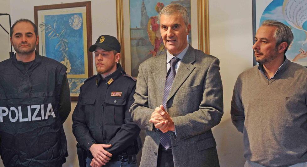 Il questore Salvatore La Porta illustra le indagini che hanno portato agli arresti (foto Gori)
