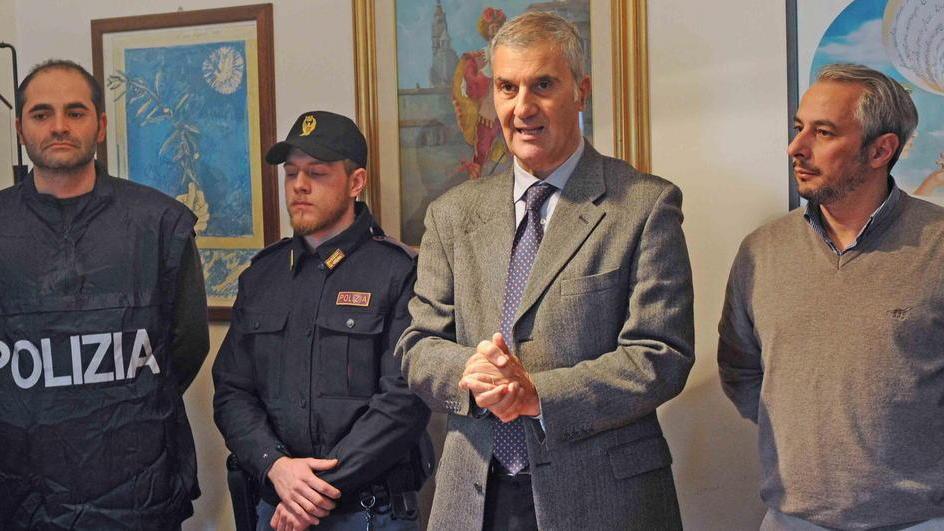 Il questore Salvatore La Porta illustra le indagini che hanno portato agli arresti (foto Gori)
