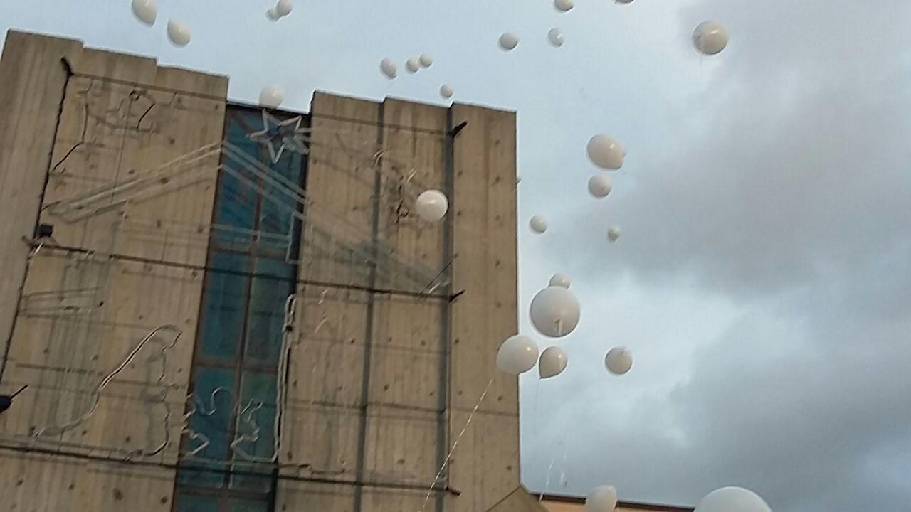 I palloncini lanciati dal sagrato della chiesa di Antignano per ricordare Sara volano in cielo