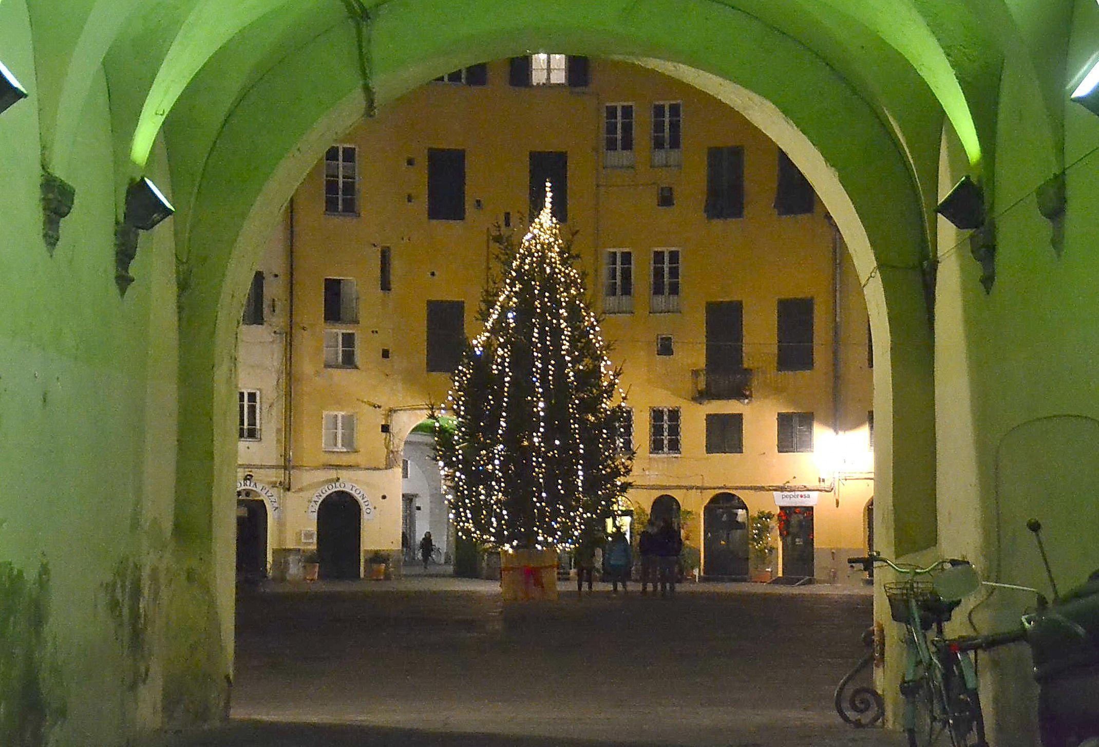 Le Poste non festeggiano: negli uffici vietato l'albero di Natale