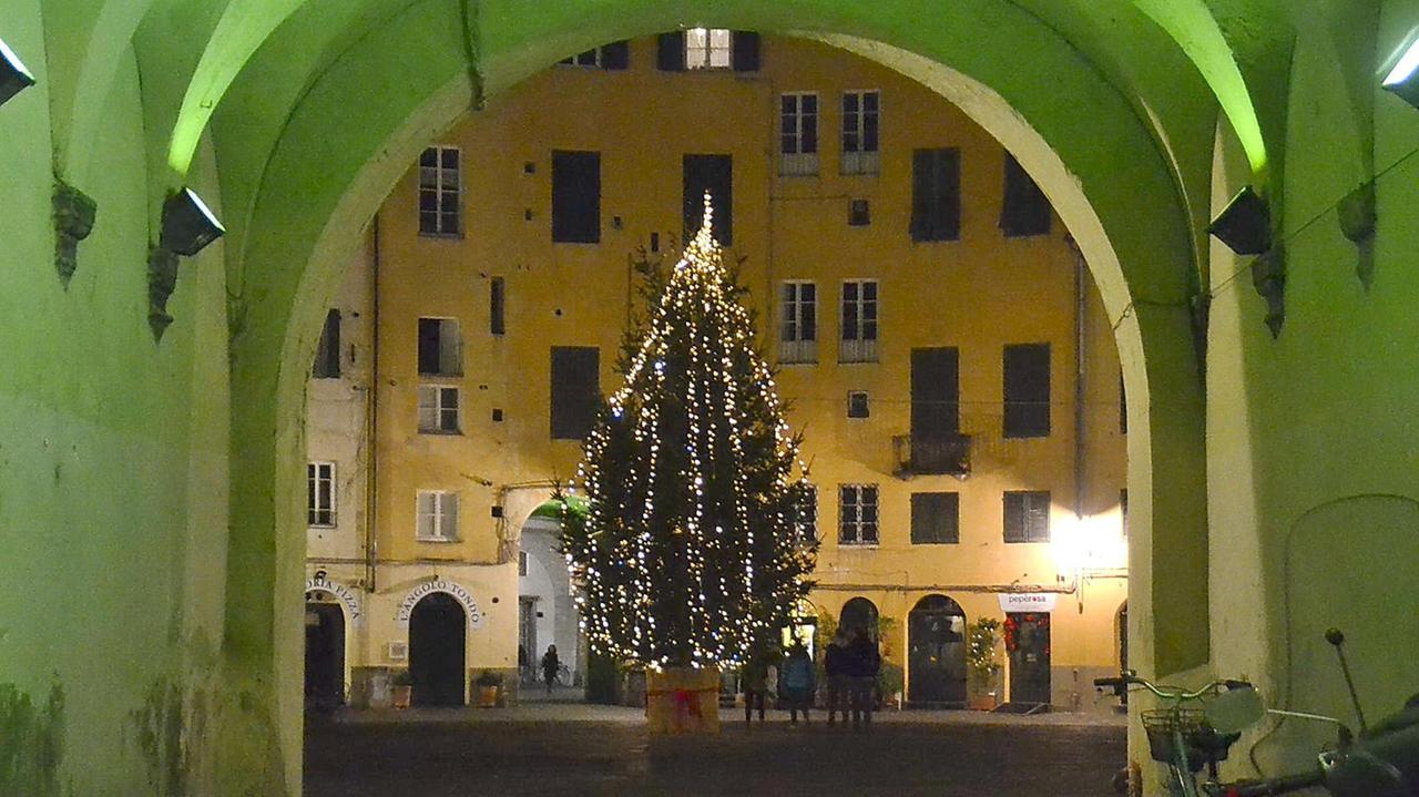 Le Poste non festeggiano: negli uffici vietato l'albero di Natale