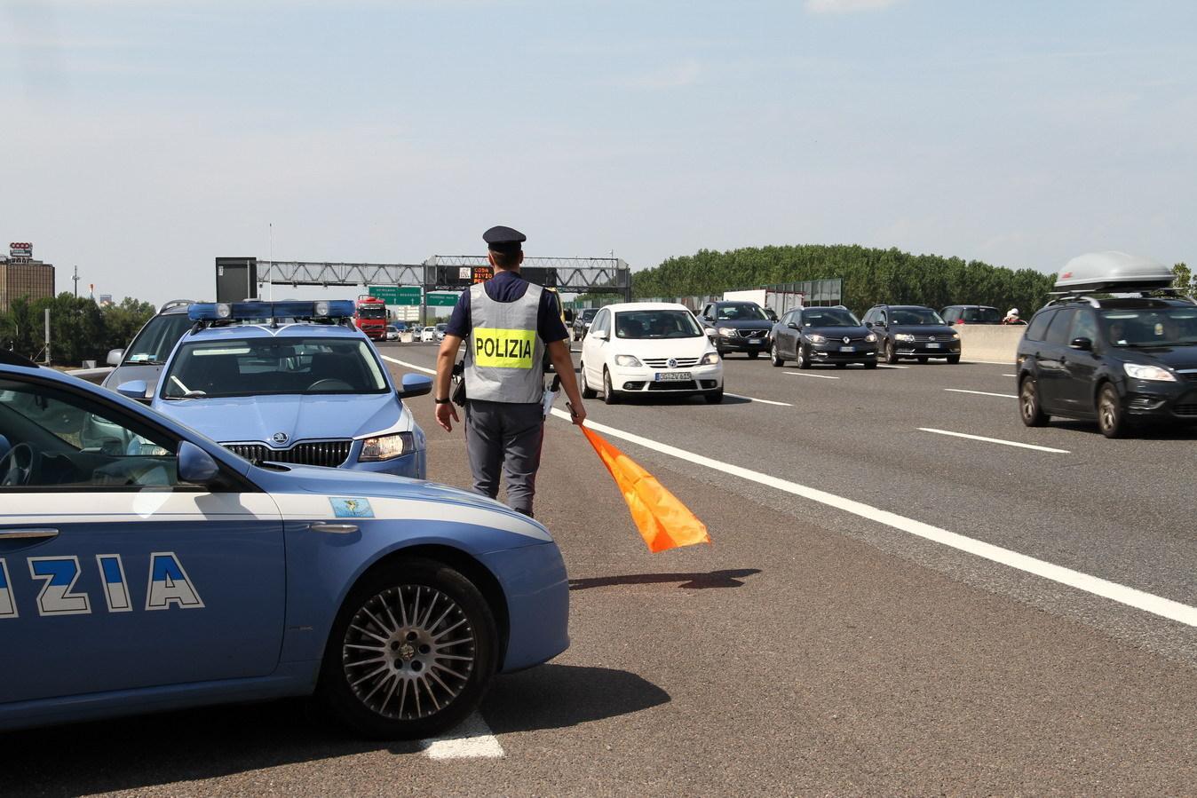 Derubati da due finti poliziotti
