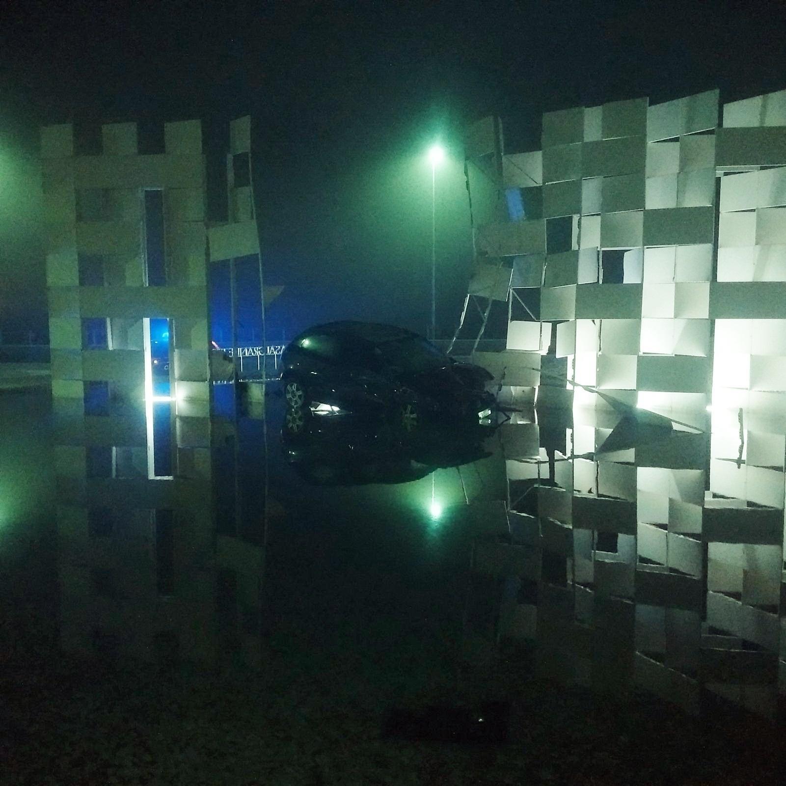 Con l'auto distrugge il monumento della rotonda