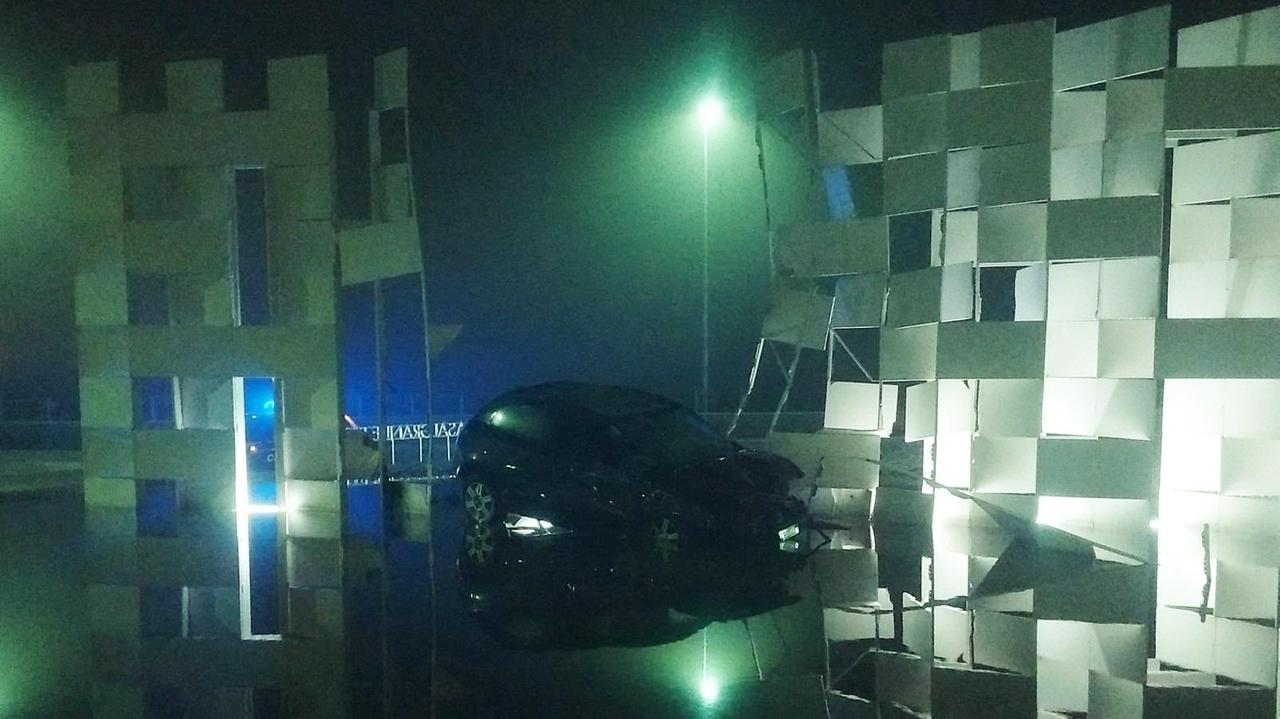 Con l'auto distrugge il monumento della rotonda