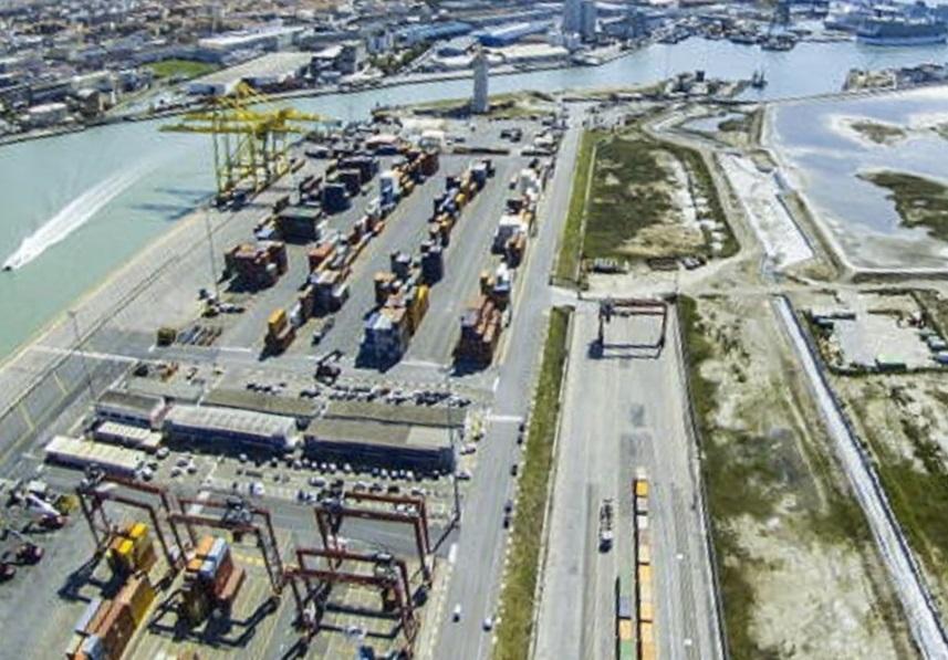 Il terminal contenitori in Darsena Toscana in una veduta aerea (Marzi Pentafoto)