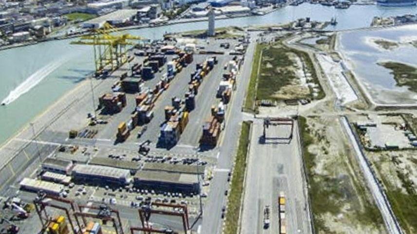 Il terminal contenitori in Darsena Toscana in una veduta aerea (Marzi Pentafoto)