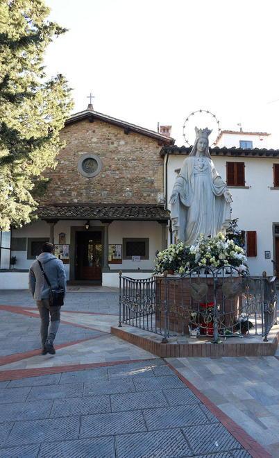 Guardie nel parcheggio della chiesa 