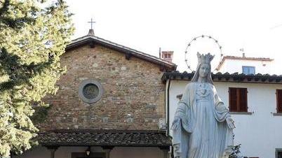 Guardie nel parcheggio della chiesa