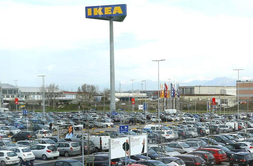 Scippatore seriale in azione nei piazzali di Esselunga e Ikea 
