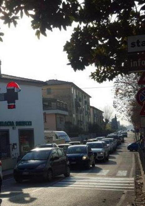 Strade, i lavori slittano pendolari in subbuglio per il caos del traffico 