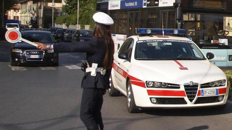 Stroncato in auto da un infarto