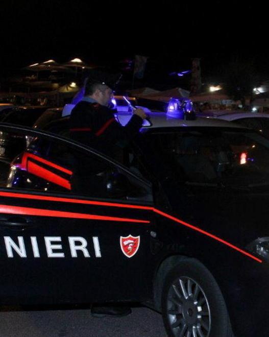 Colpisce il marito alla schiena col coltello preso in cucina
