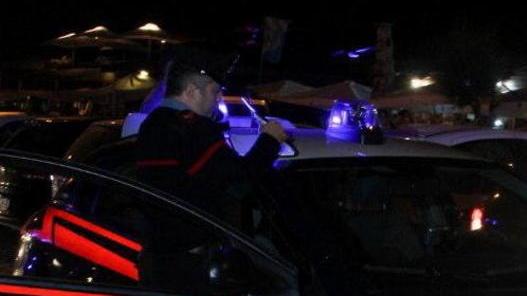 Colpisce il marito alla schiena col coltello preso in cucina