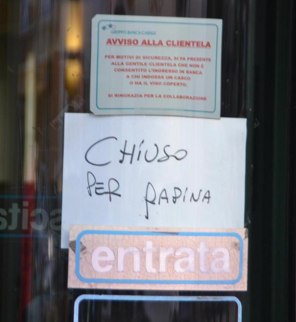 Pistola e coltello, portano via 11.500 euro 