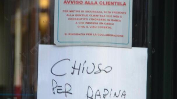 Pistola e coltello, portano via 11.500 euro