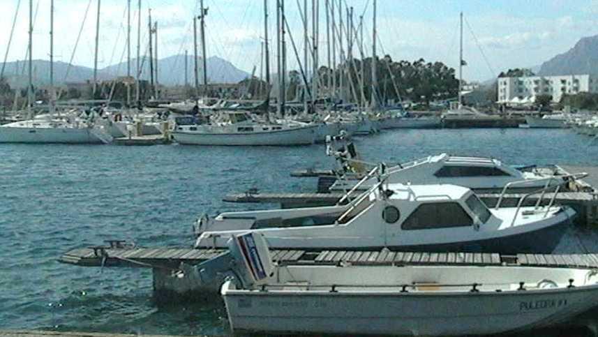 La Caletta, transenne e cartelli per rendere il porto più sicuro 